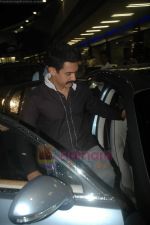 Aamir Khan return from London after Dellhi Belly premiere on 5th July 2011 (16).JPG